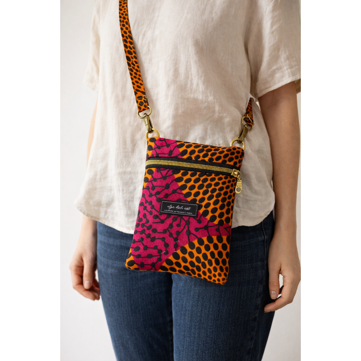 Pochette bandoulière plate en wax – Format compact